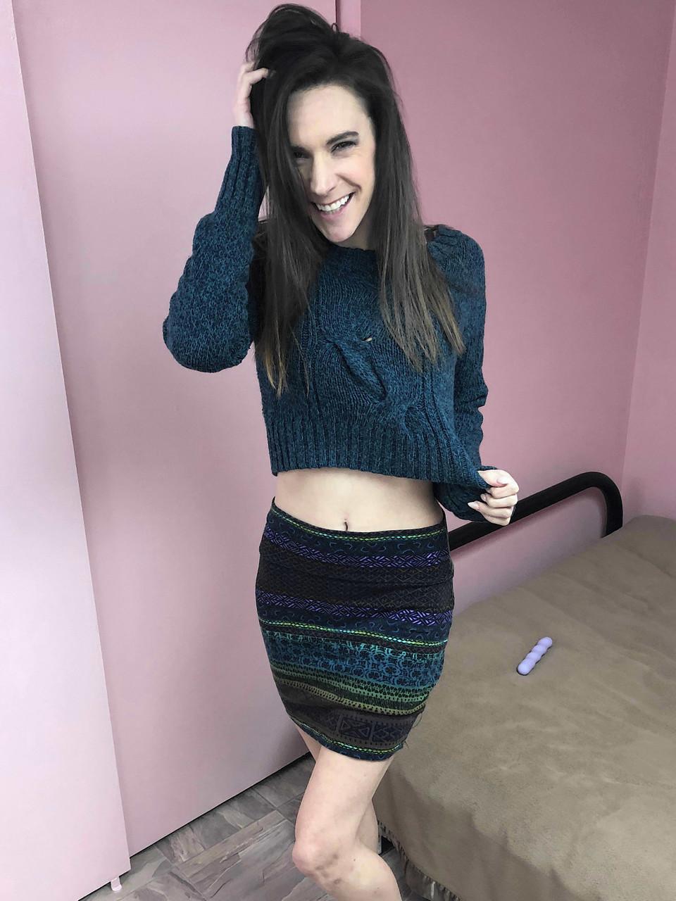 काले बालों वाली Milf अलोरा जयम्स अपनी मांसल योनि में बैंगनी खिलौना घुसेड़ती है