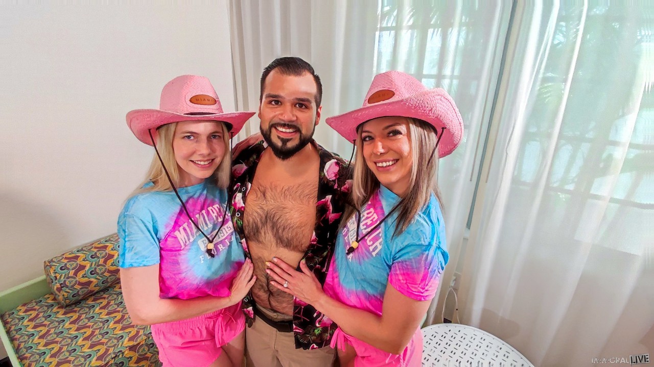 两个金发少女拥有大屁股吃鸡巴并且把它插入他们的阴道