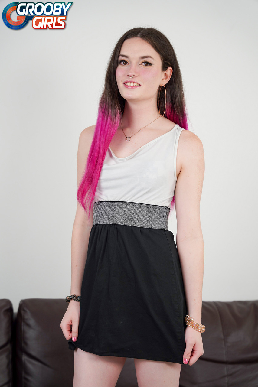 Natalie Stone Muestra Su Culo Redondo Y Su Polla Sin Cortar