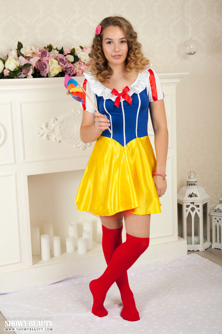 可愛いティーン・アブリアナが白雪姫の衣装を脱いで裸のソロポーズを披露