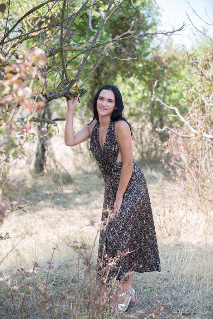 黑发少女印第安纳·布朗克在葡萄园里全裸