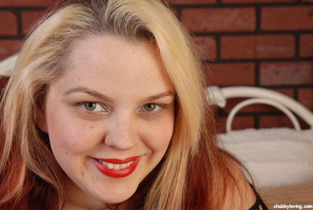 بيلا، ناضجة بدينة، تُبرز مؤخرتها الكبيرة المذهلة