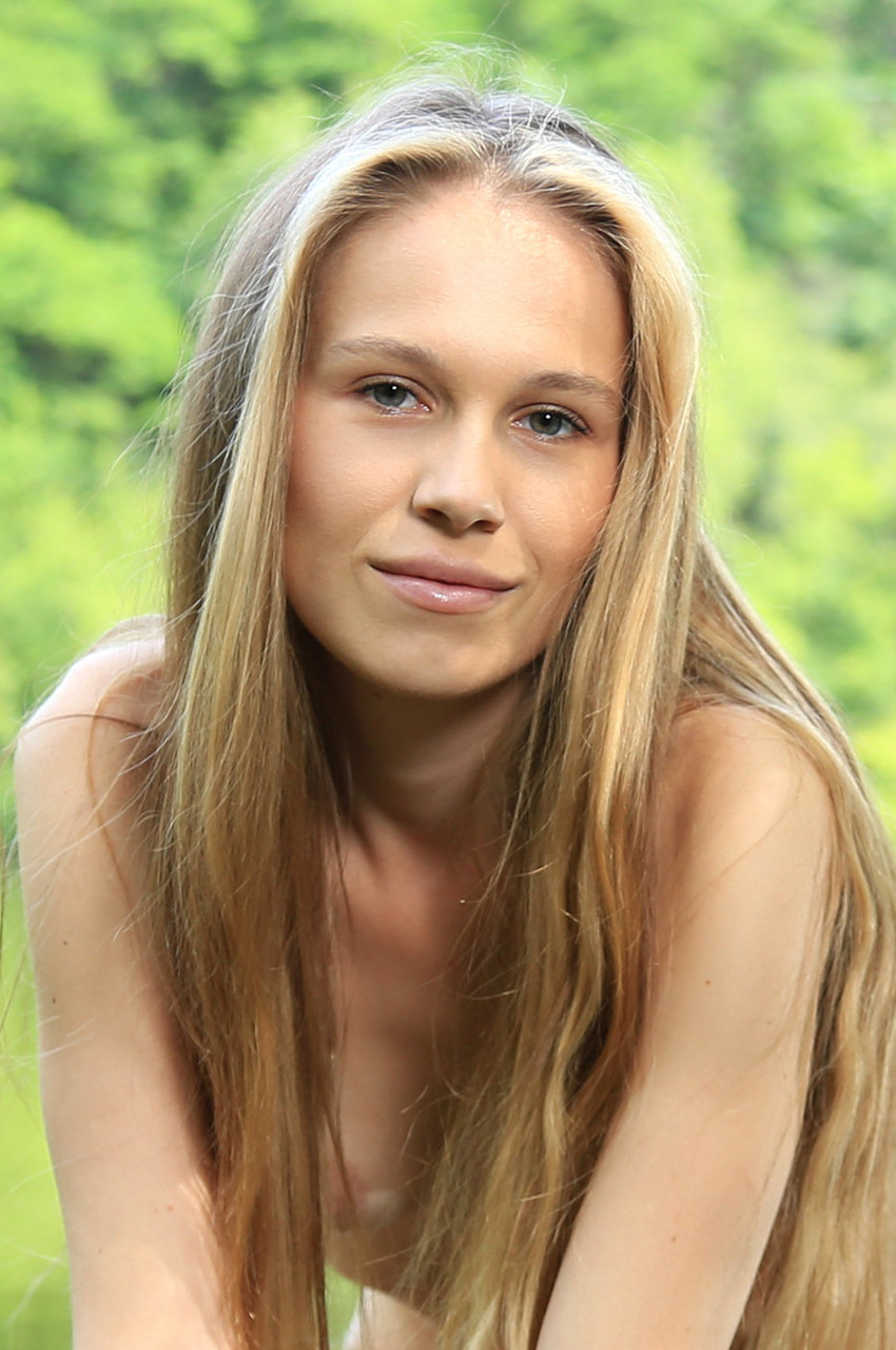 Domai يقدم صور Nela Decker العارية