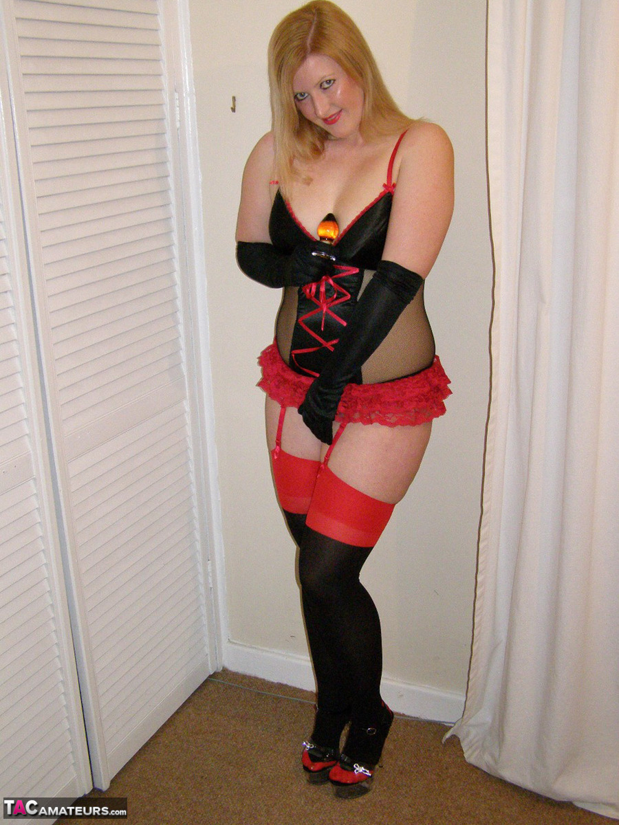 Strohblonde Finger Und Spielzeuge Muschi Bevor Anal-Stecker