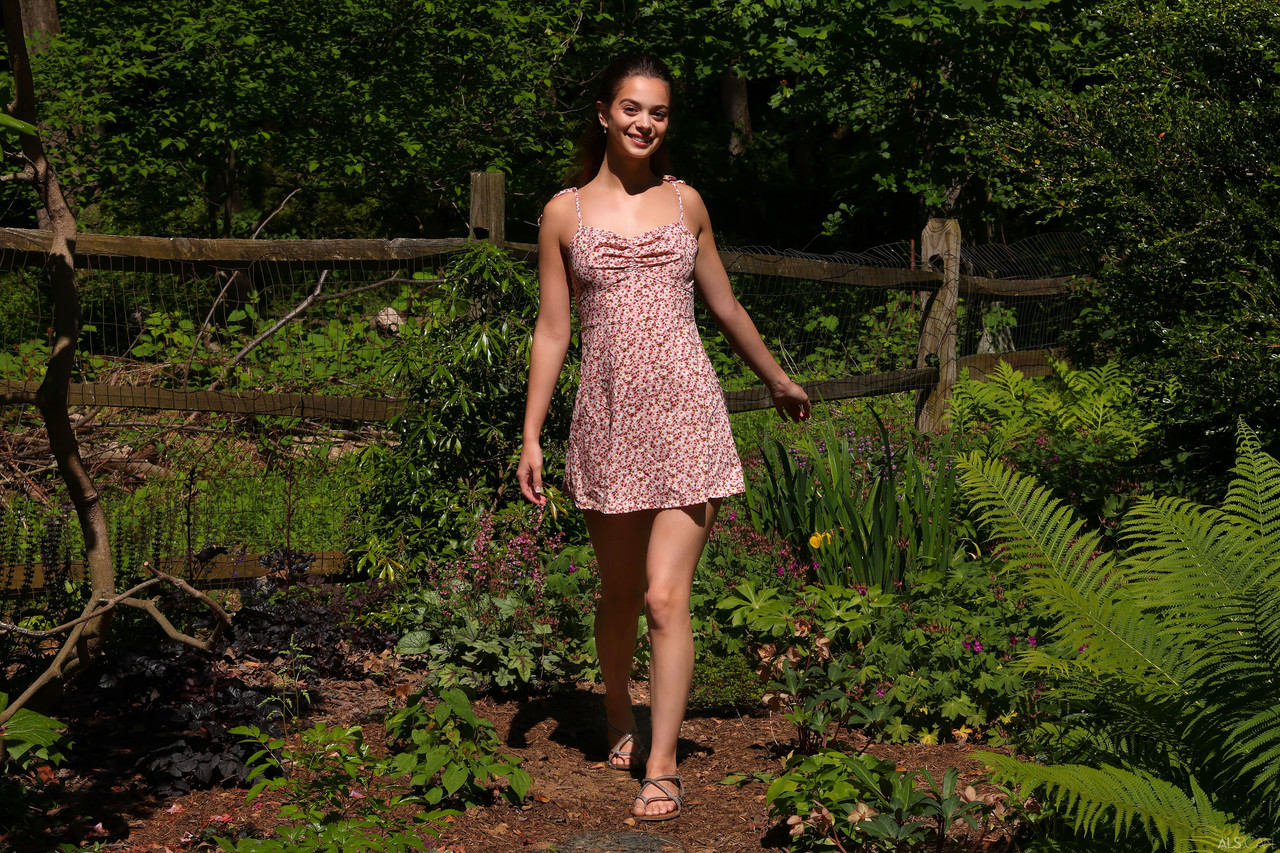 Als Scan 呈现 Molly Little 的裸照