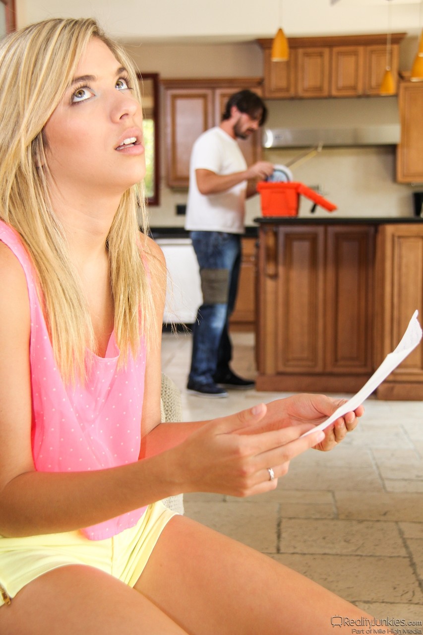 性感金发女郎Lia在厨房里被操她的毛穴