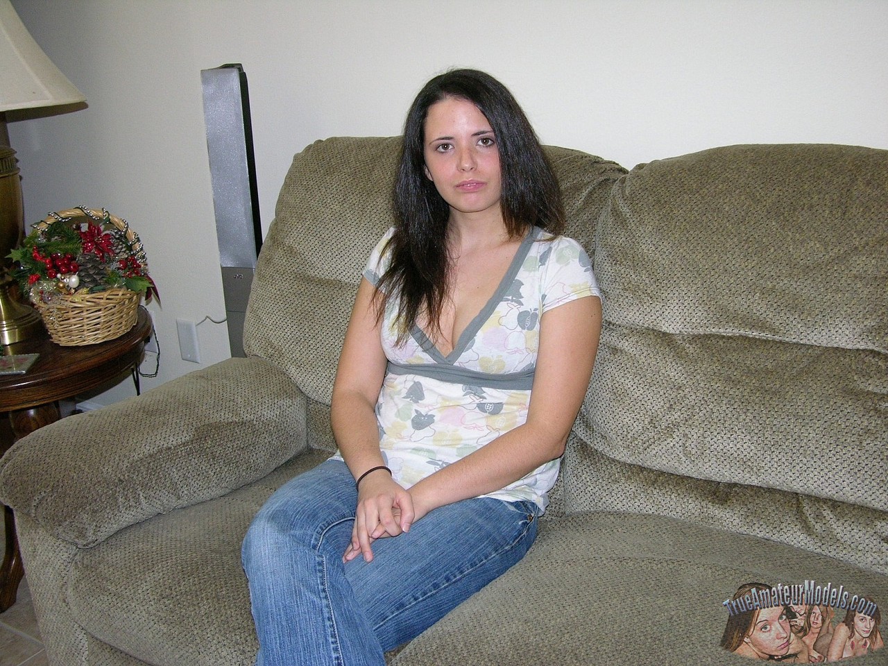 深色头发的业余爱好者在展示坚实的乳房和光头阴道后吮吸阴茎