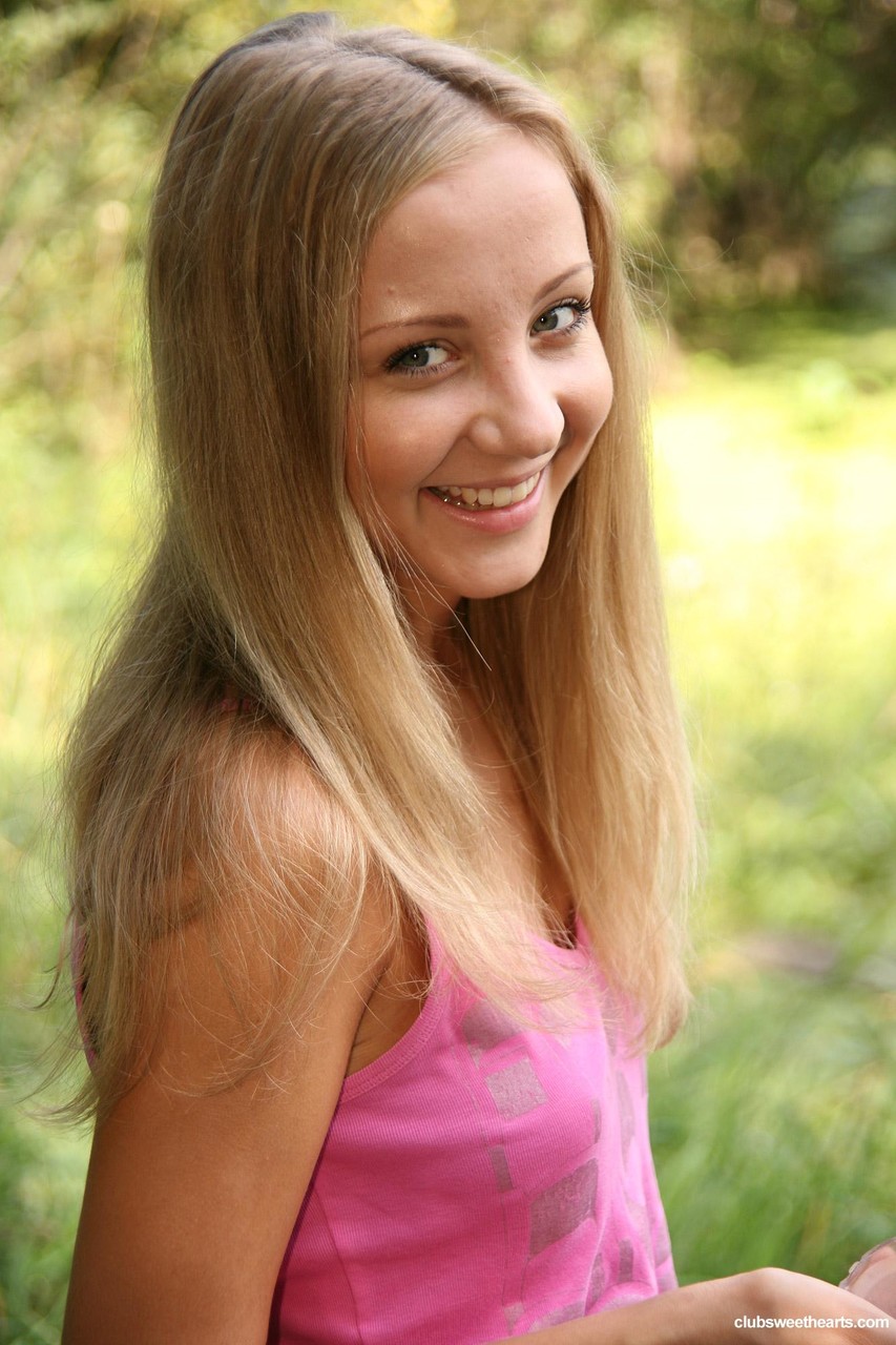 Милая Подросток Бетти Синовия Показывает Свою Облизываемую Пизду В Сексуальном На открытом Воздухе Стриптизе