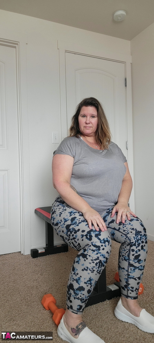 巨乳でぽっちゃりした素人のクリス・アンが自宅ワークアウト中に全裸になる