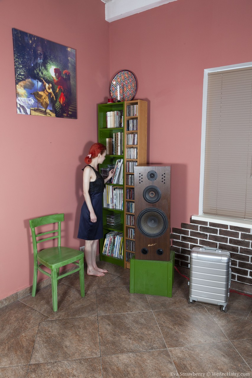 Amateur Ginger Eva Strawberry Shows Hairy Armpits And Fingers Her Muff