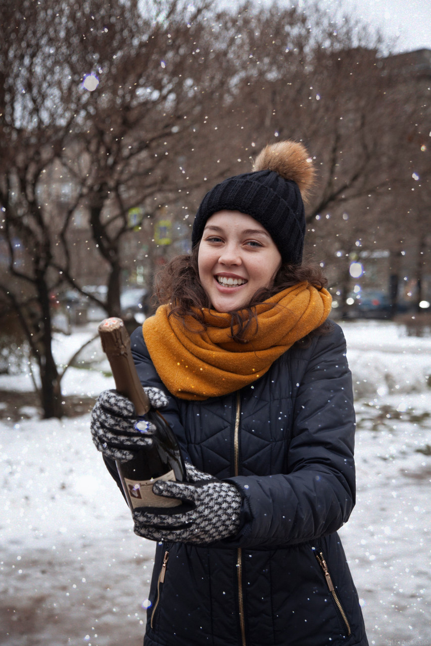 La Belle Adolescente Ulia Déshabille Sa Lingerie En Buvant Du Champagne La Veille De Noël