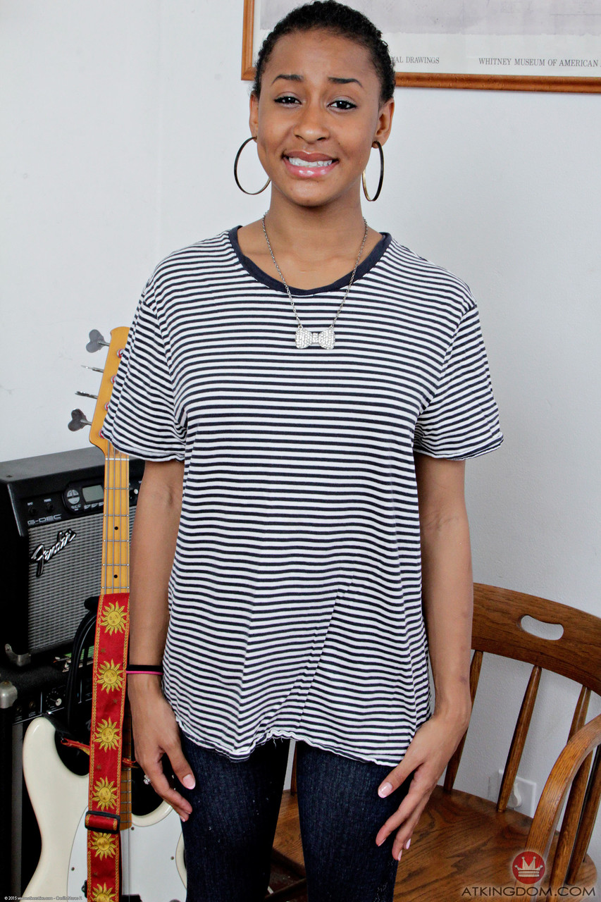 スレンダーなエボニー素人ジャジーがカメラの前で玩具で戯れてくれる