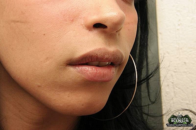 Страстная Латинская Транссексуалка Изабелли Ферраз Демонстрирует Большие Груди И Глубокую Задницу