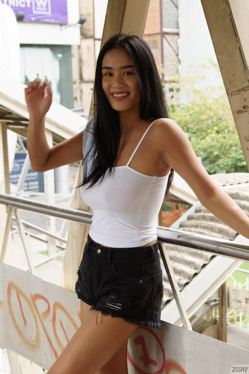 Asian Babe Kahlisa Boonyasak Shows Big Tits