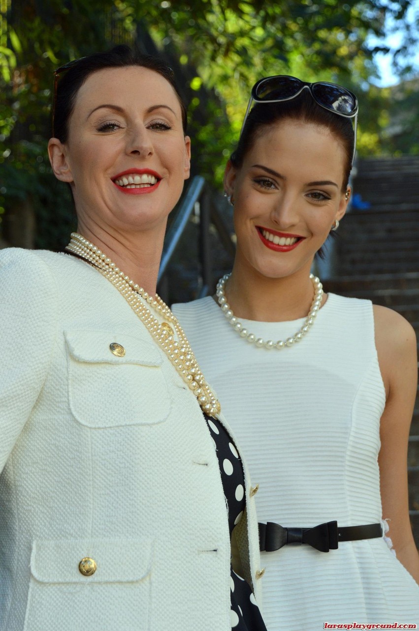 洗練されたホットレディズ ララ＆リエン セクシーランジェリーで69互いに相手を悦ばせる