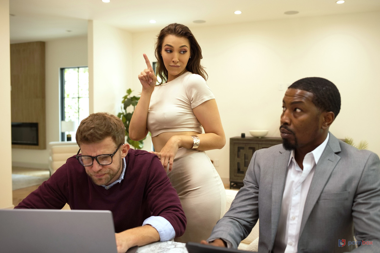 हॉटवाइफ बेला रोलैंड एक काले आदमी के साथ हार्डकोर गुदा और योनि सेक्स का आनंद लेती है