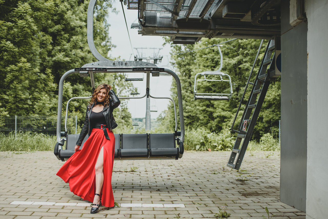 业余爱德丽安·塞尔玛在户外摆姿势时秀长性感美腿