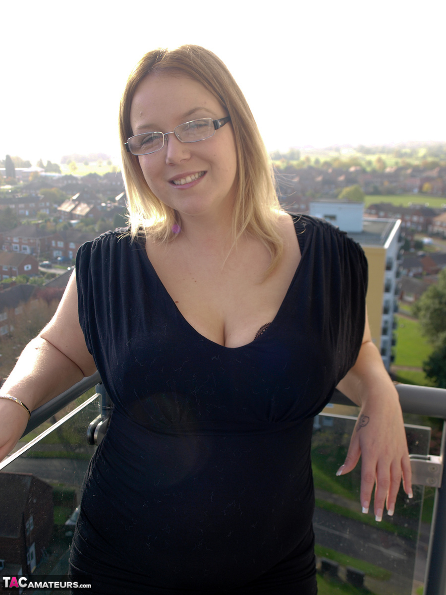 素人のシンディが黒いドレスを脱ぎながら胸を露出して裸になる