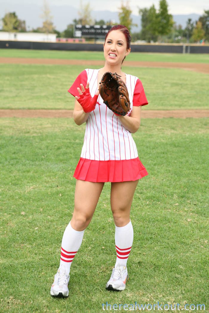 凯莉·斯特拉特 大胸棒球选手给教练不错的性待遇