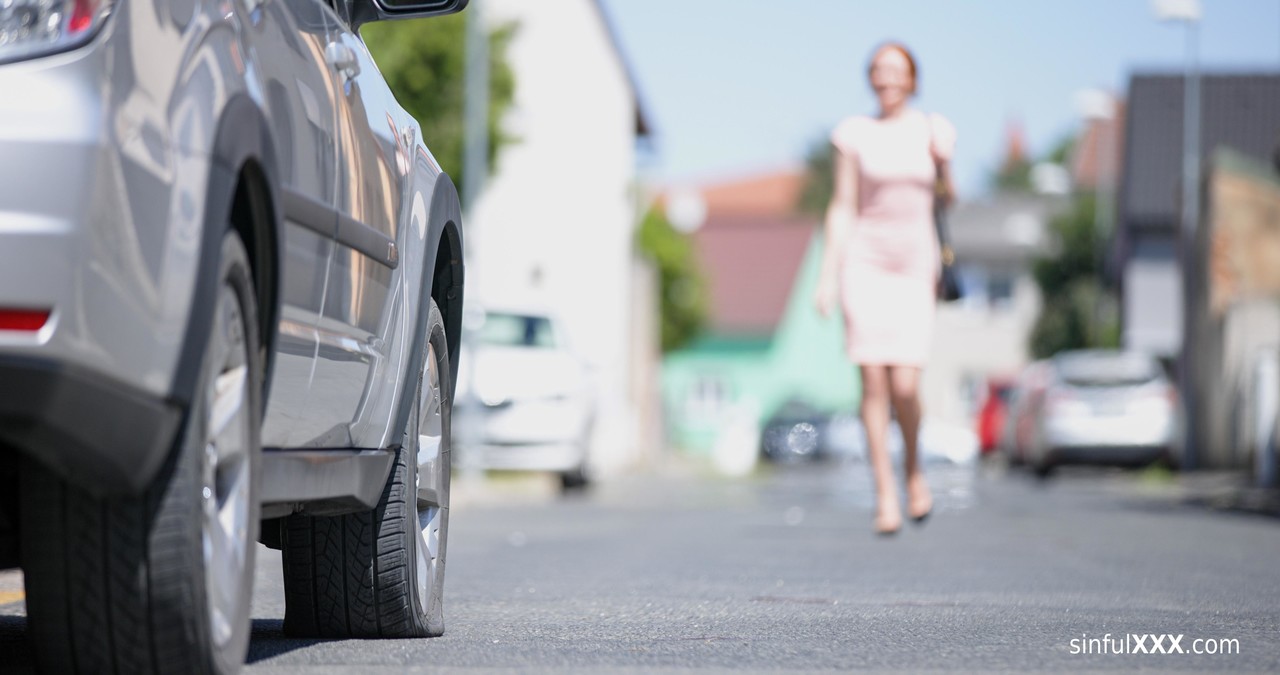 赤毛のイヴァ・バーガーとミッキー・マフィンがジョージ・ウールのチンポを3Pでシェア