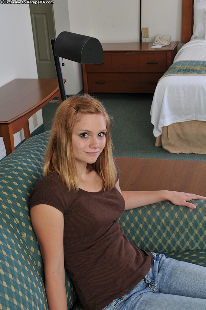 小さな胸のブリットニーがハイヒールでポーズ