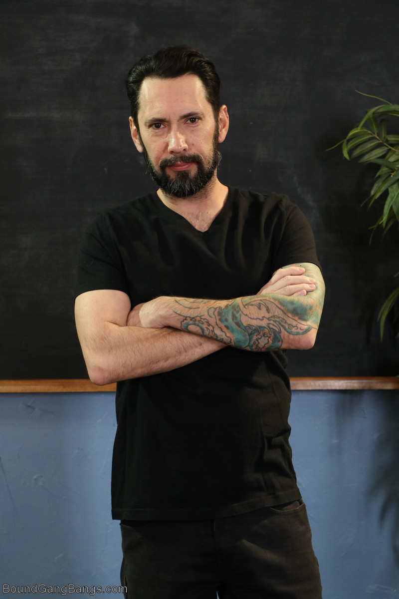 従順な教師ゾーイ・スパークスは教室の輪姦で彼女の穴を破壊される