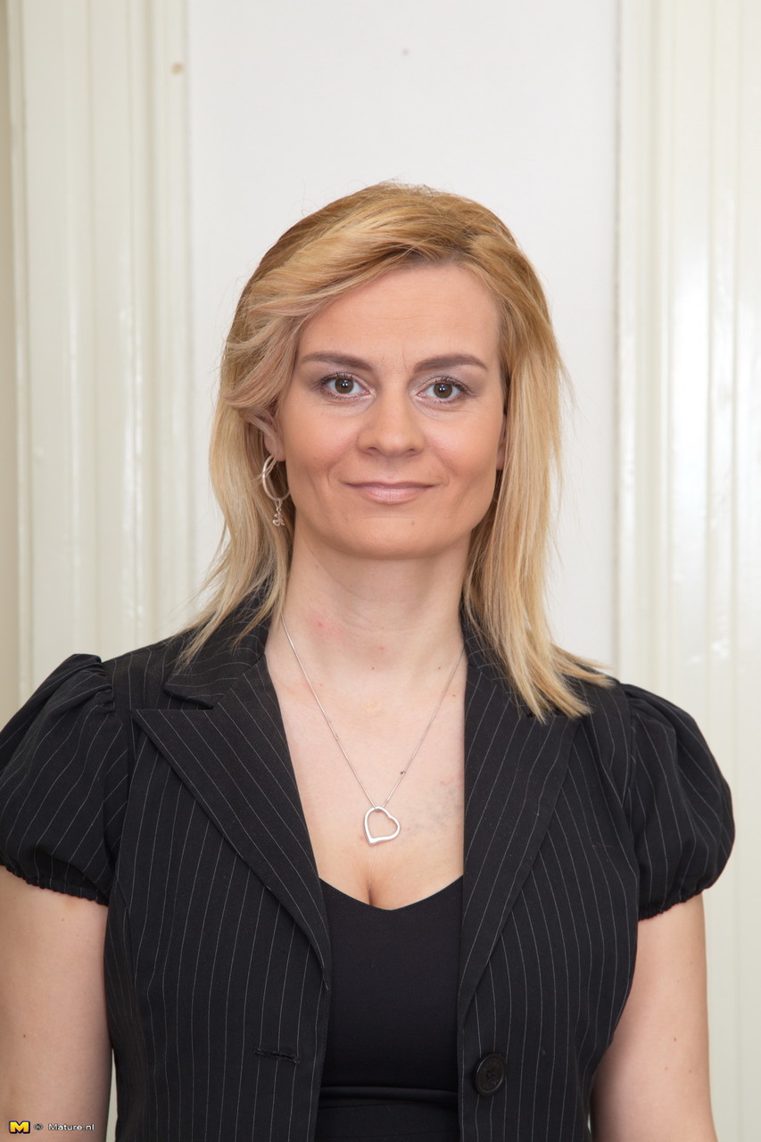 جمال ناضج بثديين متدليين يخلع ملابسه الداخلية السوداء ليلحس حلماته الصلبة