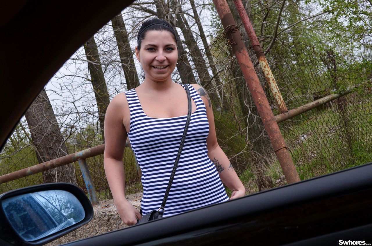 Amateur Nympho Seduces Stranger With Ass Before Taking His Massive Dick