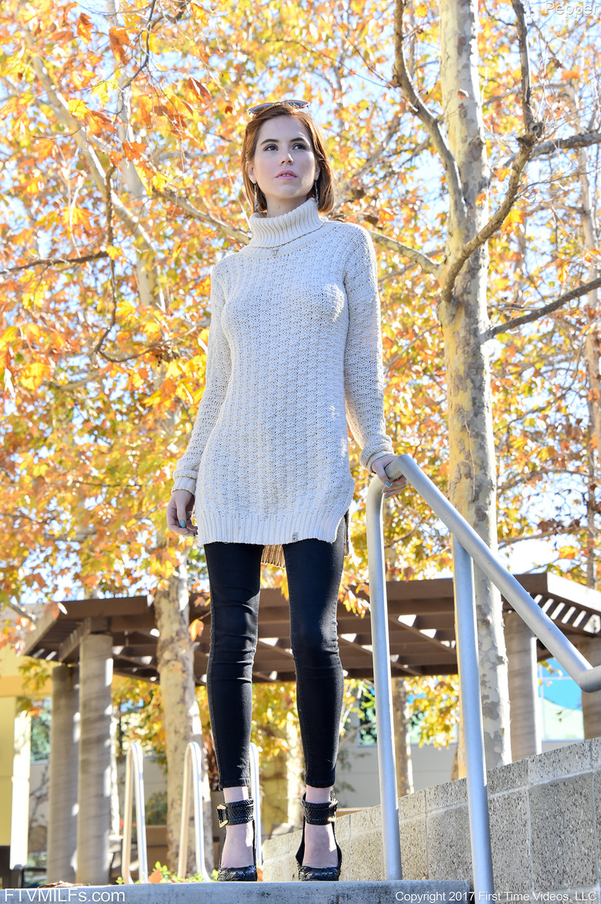 الأم الجميلة بيبر تُبرز ثدييها ومؤخرتها المنتصبة في الأماكن العامة في يوم بارد