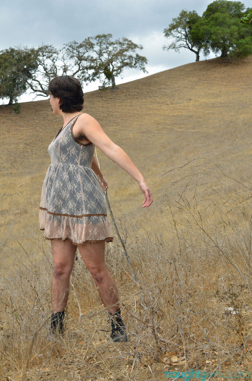 曲線美の素人ハーレー・ヘックスが野原で服を脱ぎ毛深い身体を露出