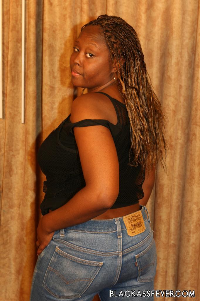 丰满黑人女子在口含精液中结束黑对黑性爱