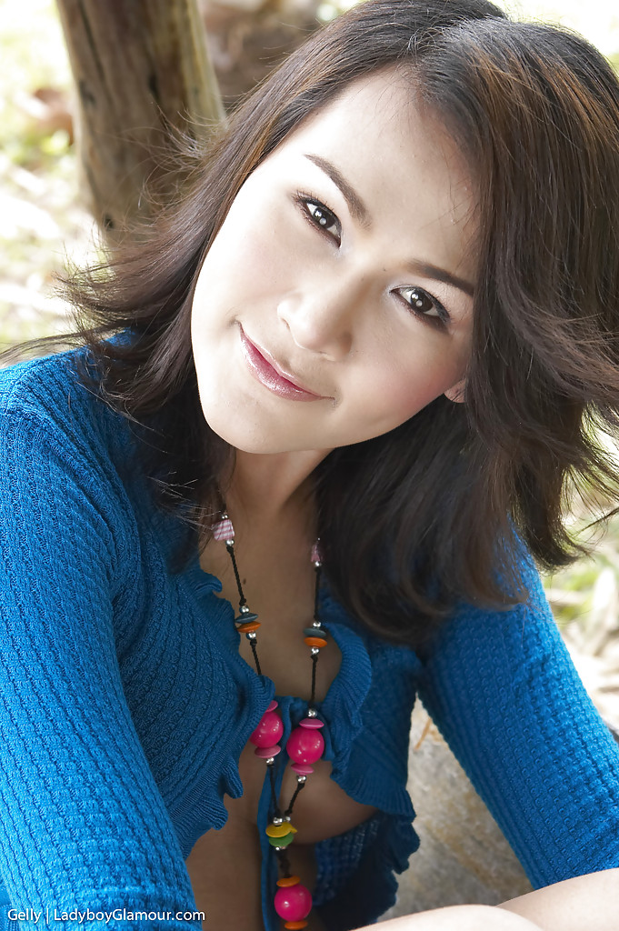 सुंदर एशियाई शेमेल Gelly बाहरी में बालों वाला बड़ा लिंग के साथ हस्तमैथुन करते हुए