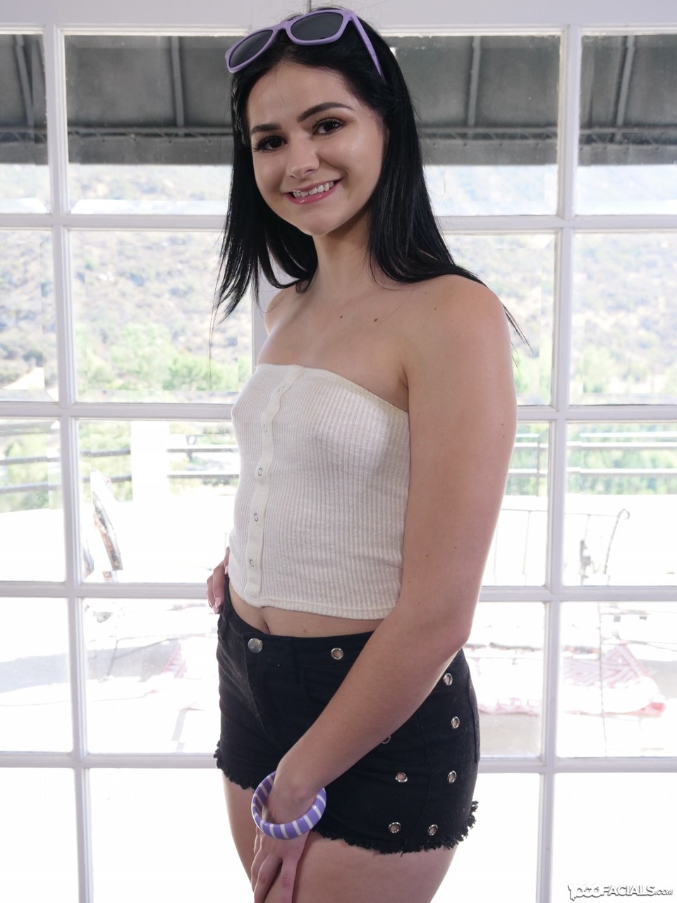 バイオレットレインはフロントドアでホットティーンのフェラチオをする