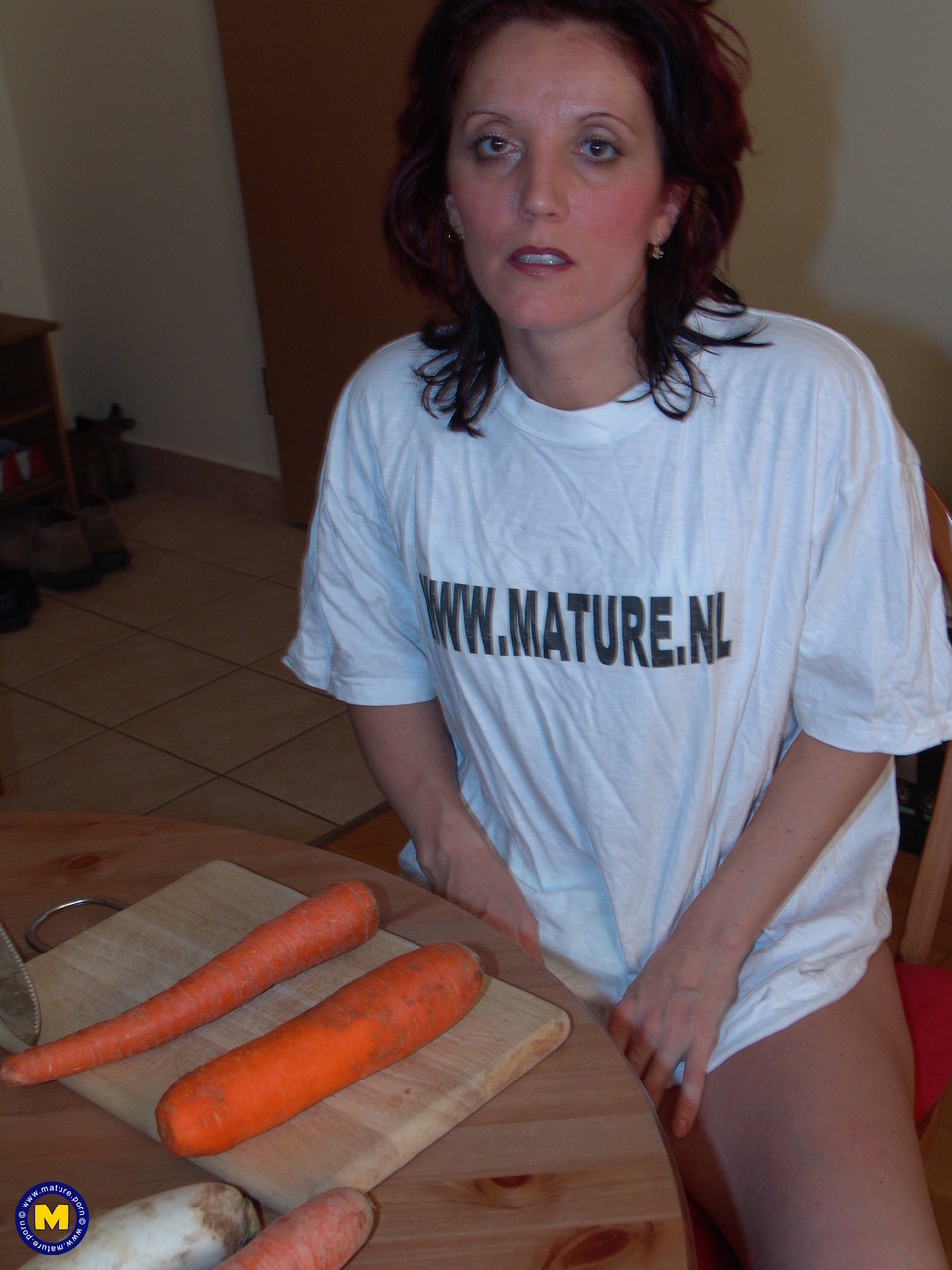 Mature Amateur Jutka Stuffs Fat Carrot In Pussy Then Gets Peed On