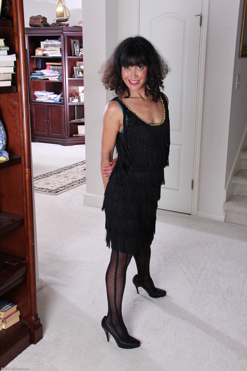 业余家庭主妇回声穿着性感的紧身衣展示她热辣的阴道