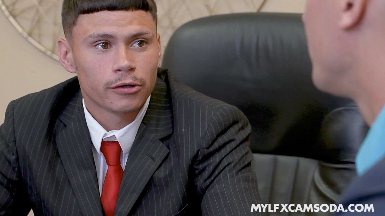 चश्मा पहने हुए किंकी टीन हेज़ल हार्ट अपने बॉस से ऑफिस के फर्श पर चुदती है