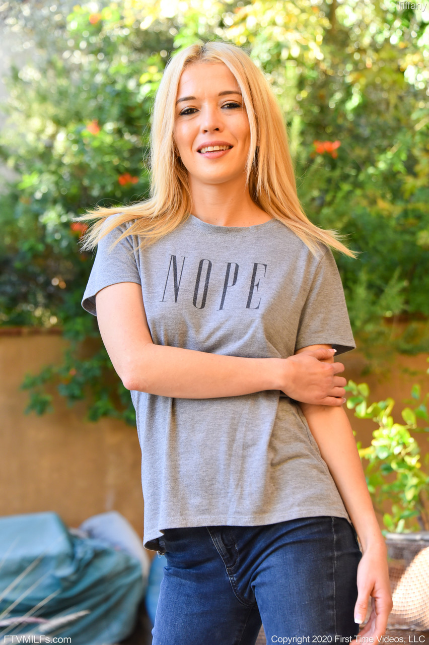 ティファニー美熟女が外で綺麗な胸を披露して脱ぐ