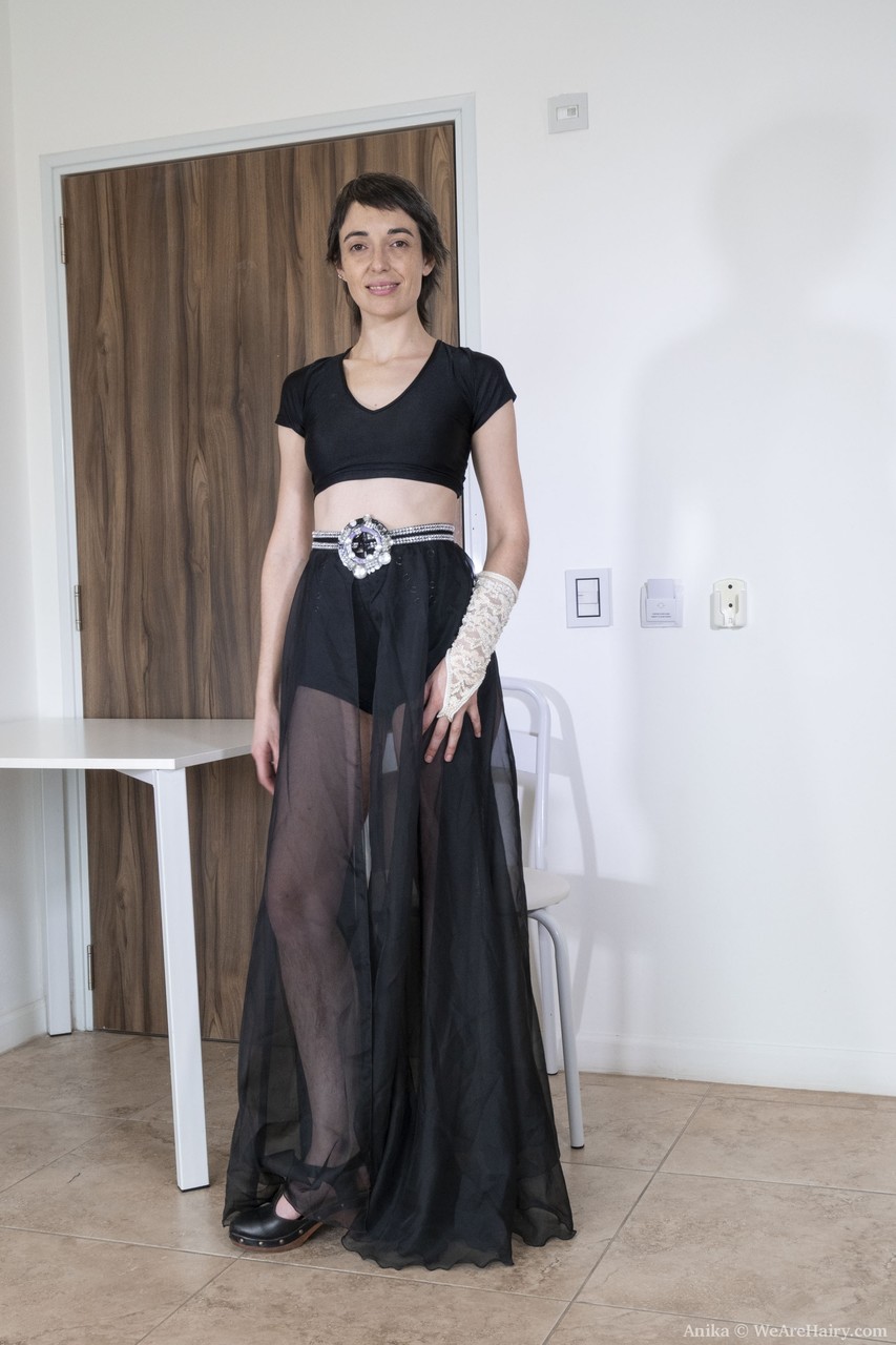 成熟的短发阿妮卡脱衣并揉搓她毛茸茸的阴道