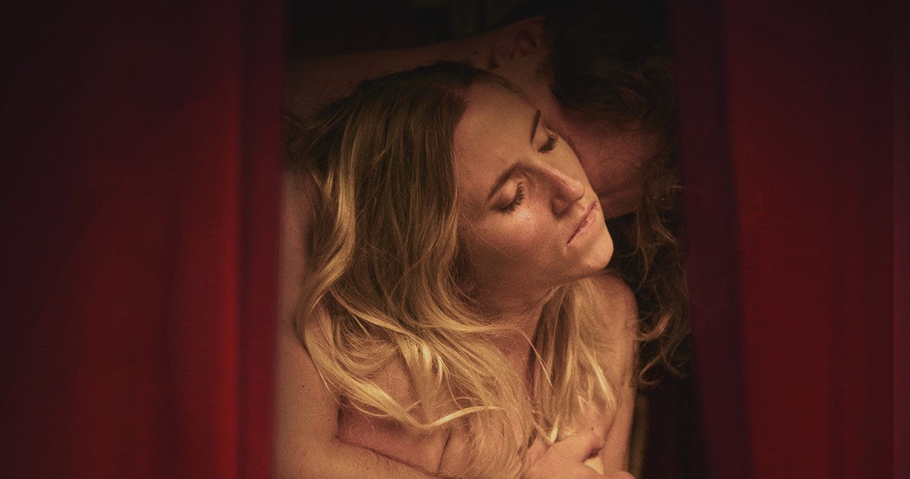 美しいベイブ・ジェーン・ジョーンズとハンクなデート相手が高級ホテルで繰り広げるエロティックなセックス