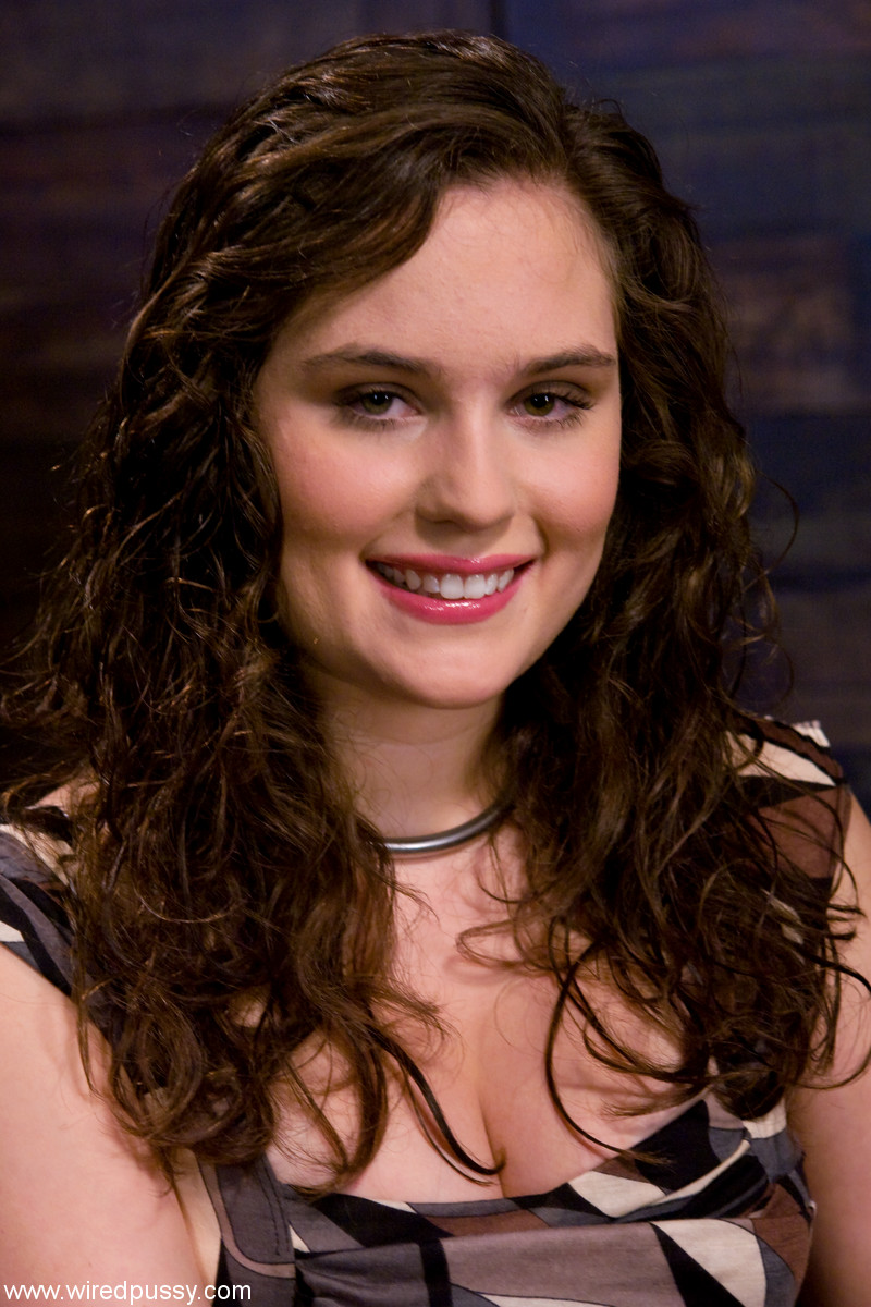 有線マスルームと共にシャーロット・ヴェール、ハーモニー、プリンセス・ドナ・ドローレ