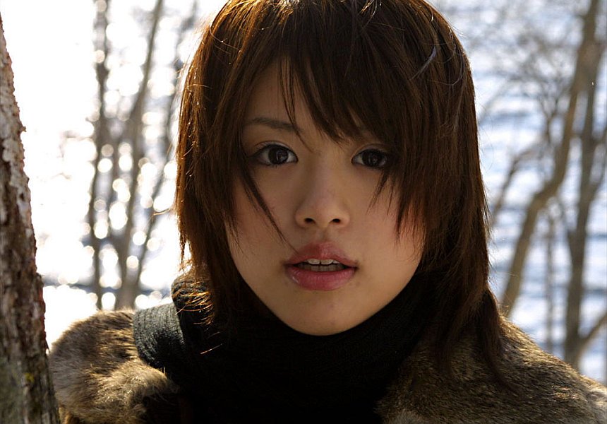 जापानी लड़की हितोमी हायासाका बर्फ पर पेशाब करती है