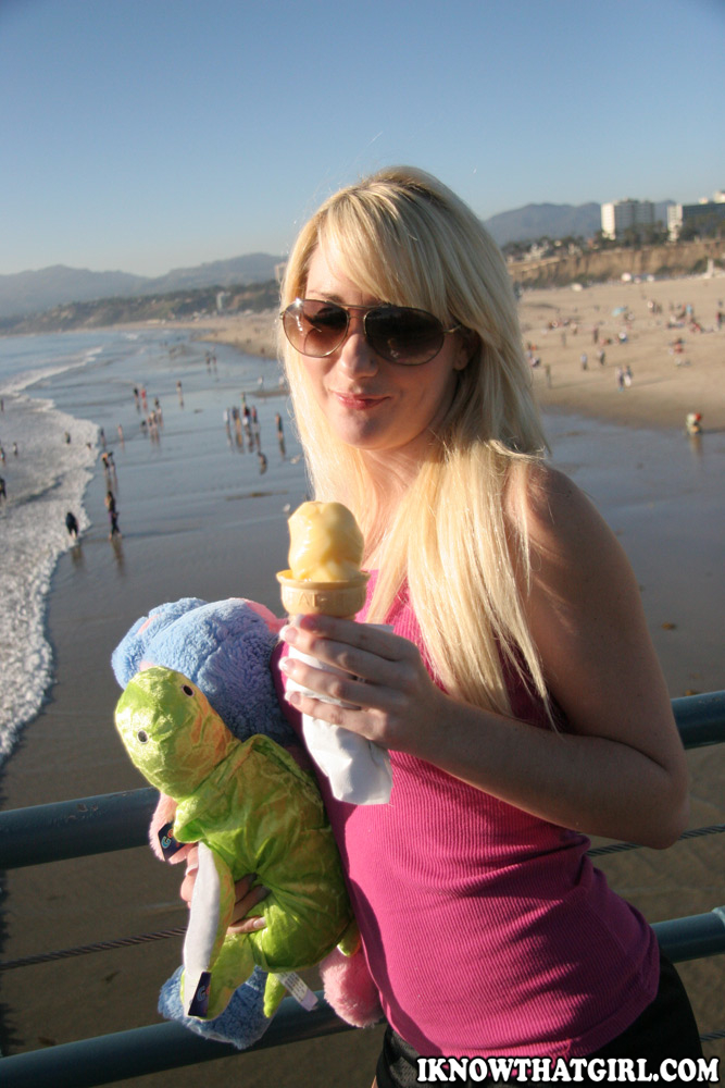 アマチュアガールフレンドミッシーウッズが胸を露出させて熱いセックスをする