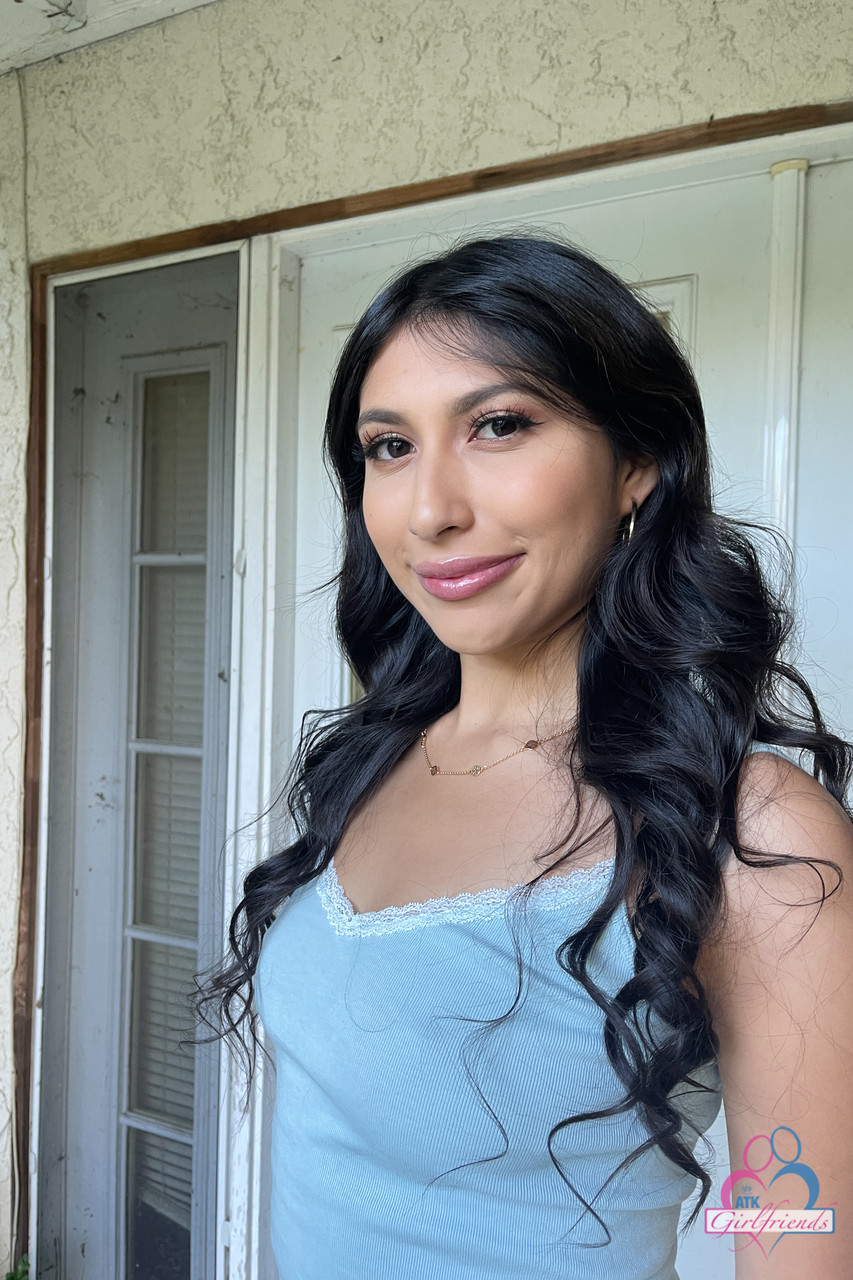 ラテンの彼女ペネロペ・ウッズが近距离で大きなお尻と濡れたまんこを見せ