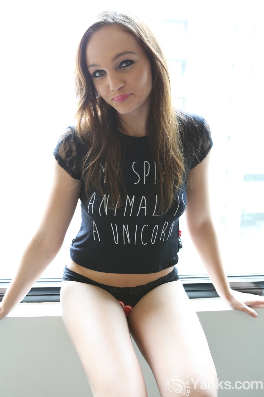 प्यारी छोटी किशोरी ऐनी मेलबर्न प्राकृतिक स्तन और सुंदर चूतड़ दिखाती है