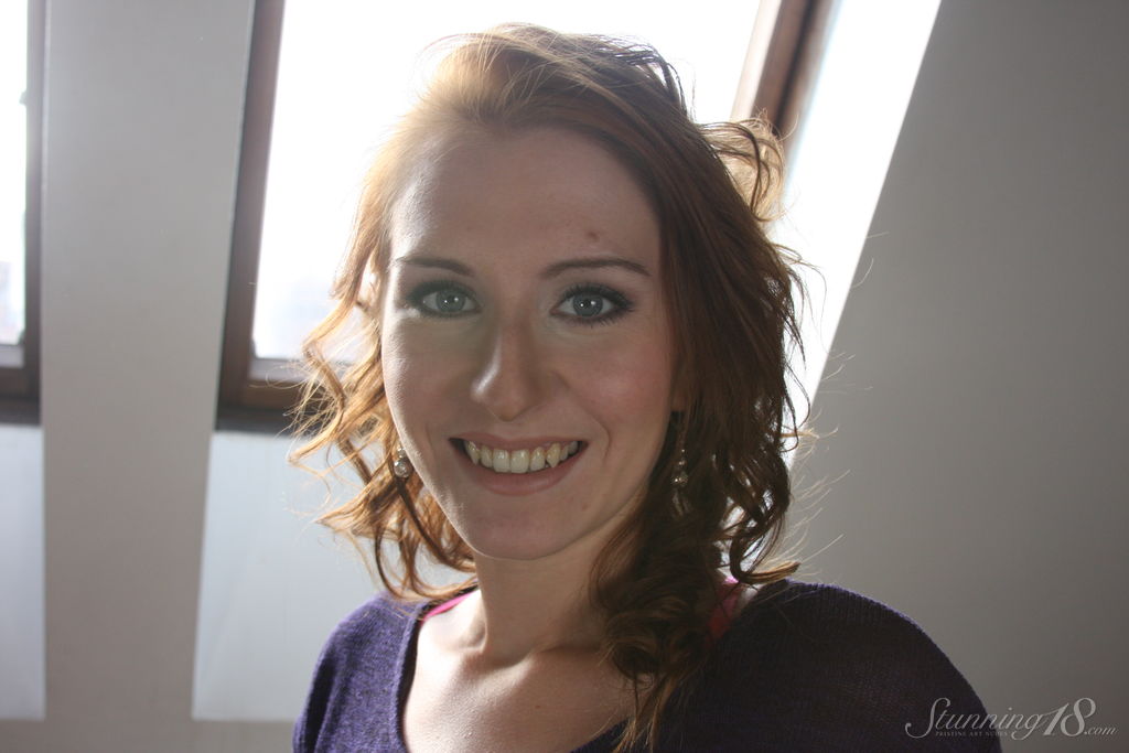 Jeune Rouge À Peine Légale Hanka Termine Le Nu Avec Une Fesse Prise