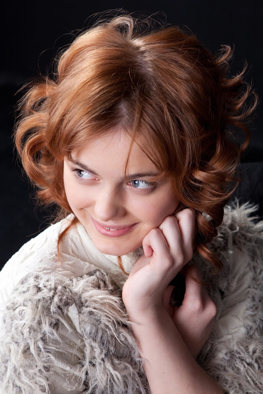 सुंदर किशोर एमी ए अपनी स्वादिष्ट ट्रिम की हुई योनि एकल प्रदर्शित करती है