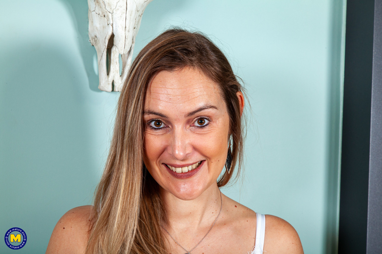 Mature Secretary Melany Paris Flaunts Medium Breasts In Stockings