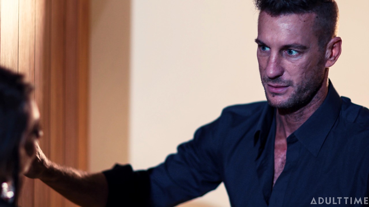 Petite Morena Adolescente Rebel Lynn É Fodida Brutalmente e Gozada no Sofá