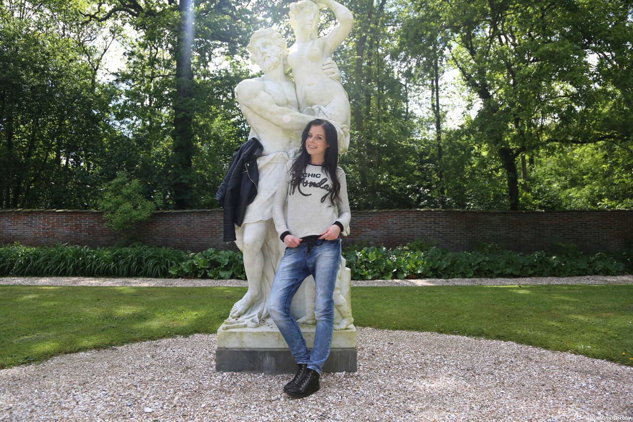 深色头发的少女展示她的乳房和阴道然后完全赤身裸体在公共场所