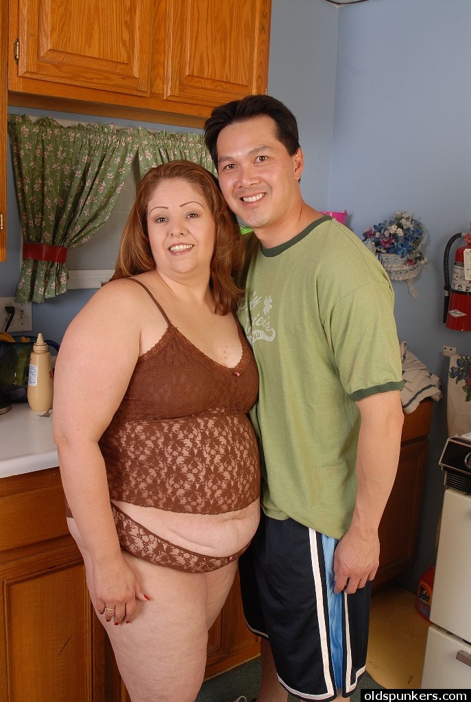 सेक्सी मोटी गृहिणी सिन को वीर्य स्नेहन का आनंद लेती है